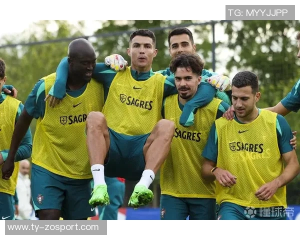 C罗社交媒体分享友谊赛精彩瞬间展现团队精神与奋斗决心